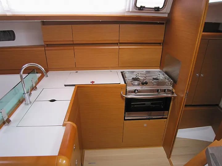 Sun Odyssey 449 in Lavrion Main Port - Photo 5