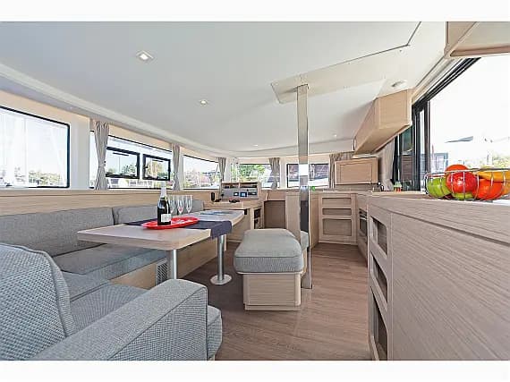 Lagoon 42 in Paros port - Photo 3