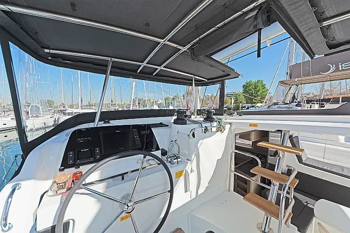 Lagoon 42 in Paros port - Photo 4