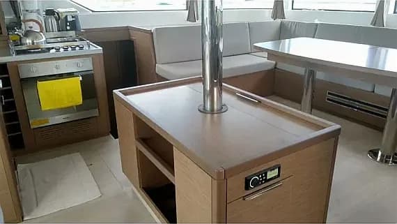 Lagoon 50 in Eden Island / Mahe, Victoria / Eden Island Marina - Photo 3