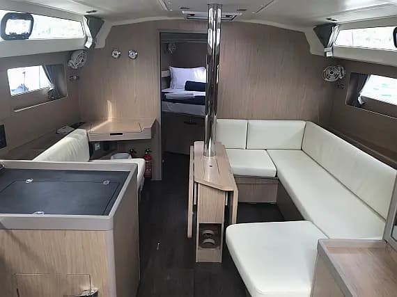Oceanis 41.1 in Sicily / Furnari / Marina Portorosa - Photo 3