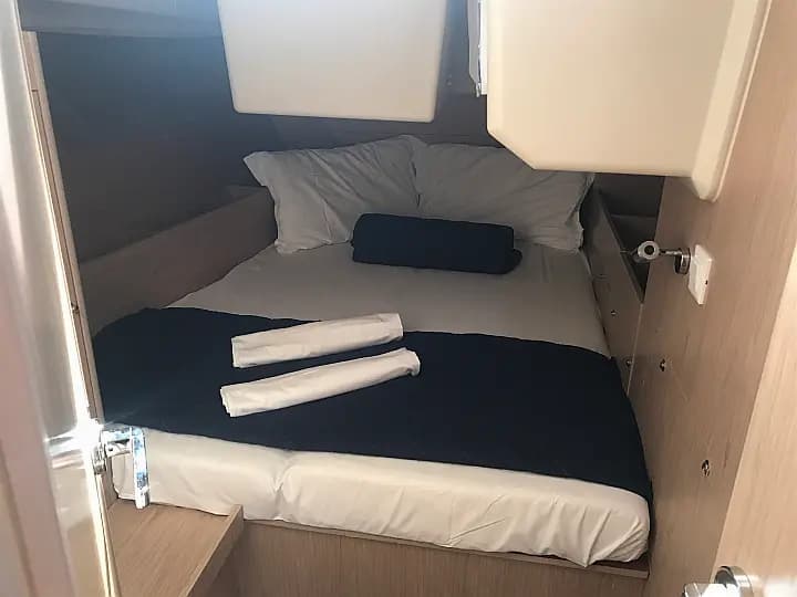 Oceanis 41.1 in Sicily / Furnari / Marina Portorosa - Photo 5