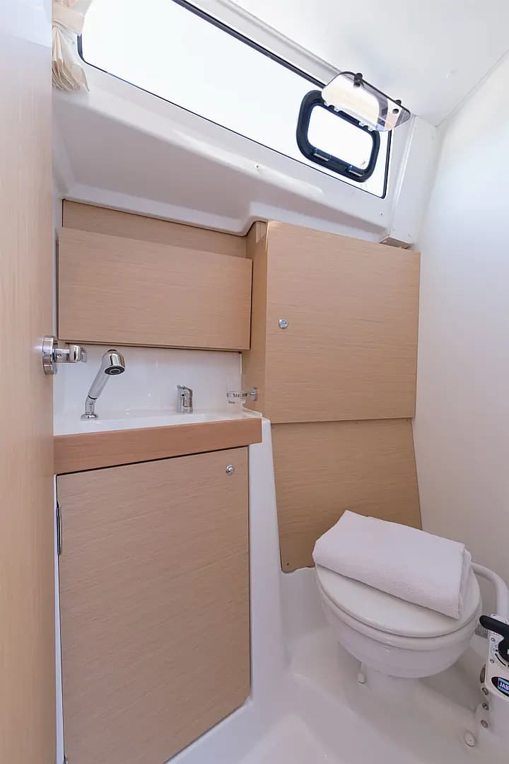 Oceanis 38.1 in Dubrovnik / ACI Marina Dubrovnik - Photo 5