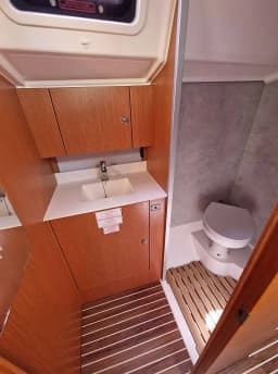 Bavaria C42 in Preveza Marina thumbnail 6