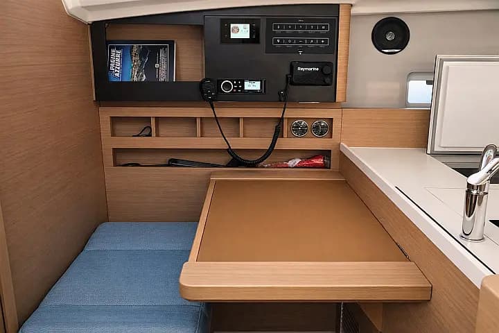 Sun Odyssey 410 in Rome / Marina di Nettuno - Photo 4