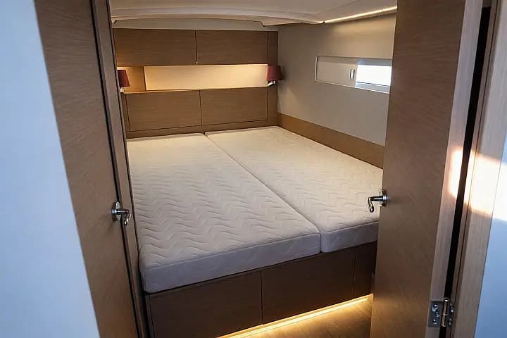 Sun Odyssey 410 in Rome / Marina di Nettuno - Photo 5