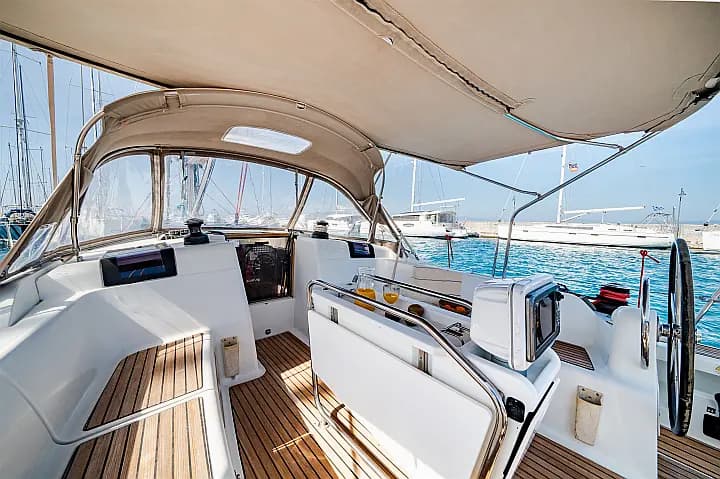 Sun Odyssey 439 in Lavrion Main Port - Photo 4