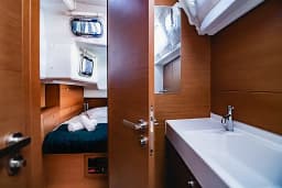 Sun Odyssey 519 in Paros port thumbnail 3