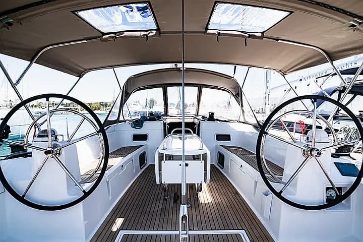 Sun Odyssey 519 in Paros port - Photo 5