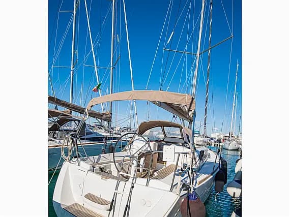 Sun Odyssey 33i in San Vincenzo / Marina di San Vincenzo - Photo 1
