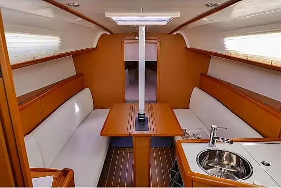 Sun Odyssey 33i in San Vincenzo / Marina di San Vincenzo - Photo 3