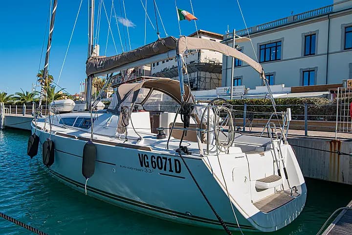 Sun Odyssey 33i in San Vincenzo / Marina di San Vincenzo - Photo 4