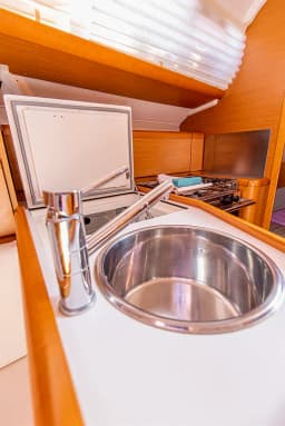 Sun Odyssey 33i in San Vincenzo / Marina di San Vincenzo thumbnail 7