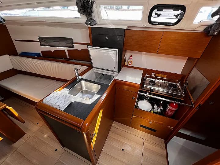 Sun Odyssey 349 in Sukošan / D-Marin Dalmacija Marina - Photo 4