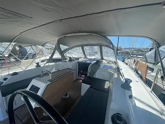 Bavaria C42 in Paros port - Photo 3