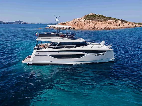Prestige M48 in Sardinia / Portisco / Cala dei Sardi - Photo 1