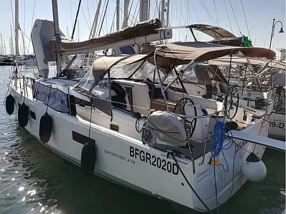 Sun Odyssey 410 in San Vincenzo / Marina di San Vincenzo - Photo 1