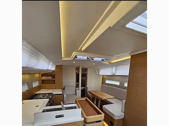 Sun Odyssey 410 in San Vincenzo / Marina di San Vincenzo - Photo 3