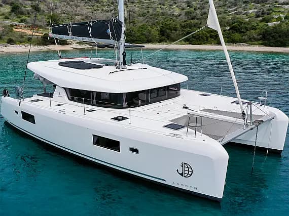 Lagoon 42 in Seget Donji / Marina Baotić - image 1