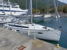 Bavaria Cruiser 41 in Kefalonia / Sami Port thumbnail 6