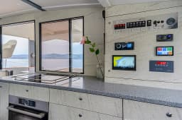 Luna 47 Power in Madeira / Funchal / Marina do Funchal thumbnail 27