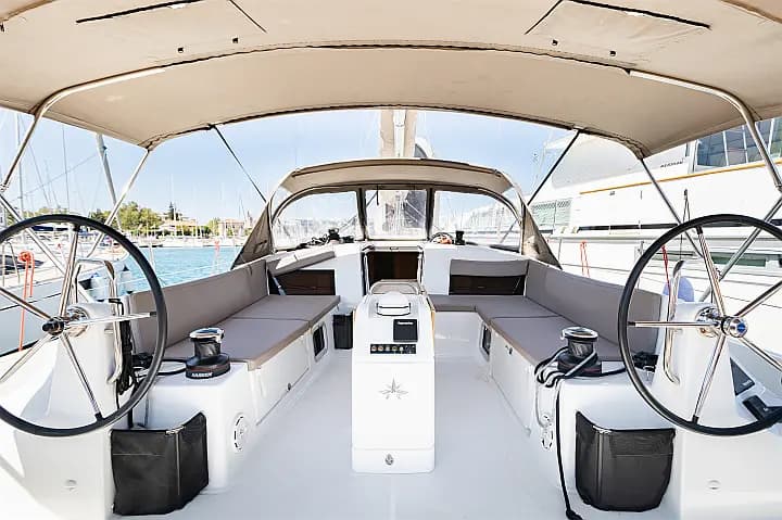 Sun Odyssey 490 in Lavrion Main Port - Photo 5