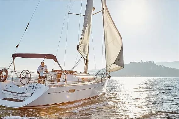 Sun Odyssey 39i in Vigo / Real Club Nautico de Vigo - Photo 3