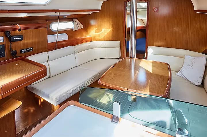 Sun Odyssey 39i in Vigo / Real Club Nautico de Vigo - Photo 4