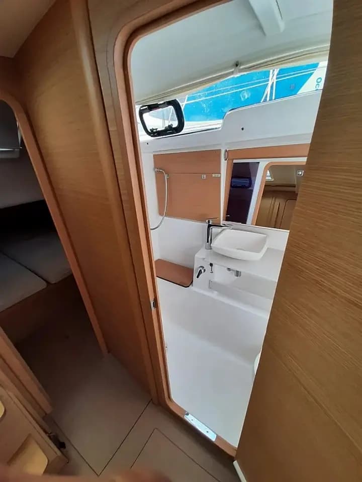 Dufour 430 in Sicily / Palermo / La Cala (Porto Palermo) - Photo 4