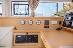 Lagoon 400 S2 in Sicily / Furnari / Marina Portorosa thumbnail 4