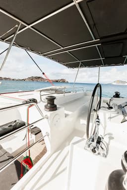 Lagoon 450 Fly in Sardinia / Golfo Aranci / Mare Fun Charter & Marina thumbnail 11