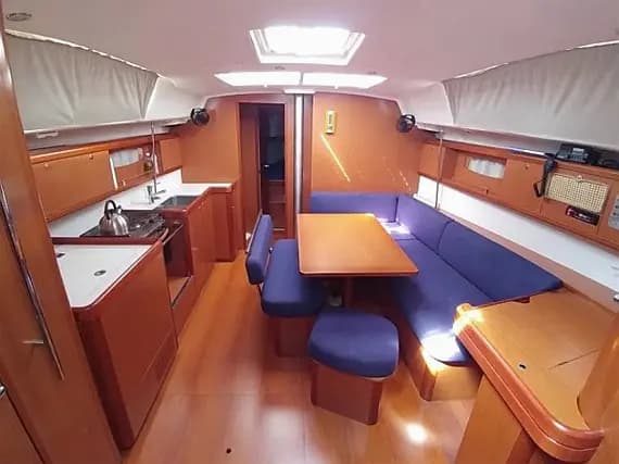 Oceanis 43 in Elefsina / Kalympaki Marina - Photo 3