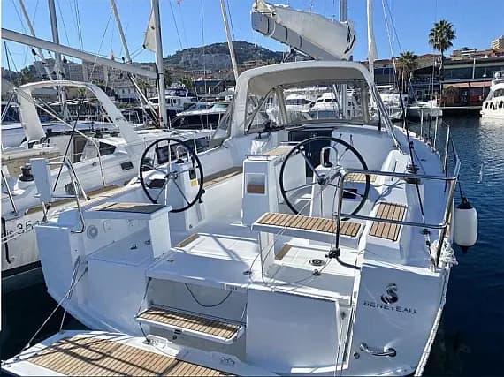 Oceanis 38.1 in Grimaud / Port Grimaud - image 1
