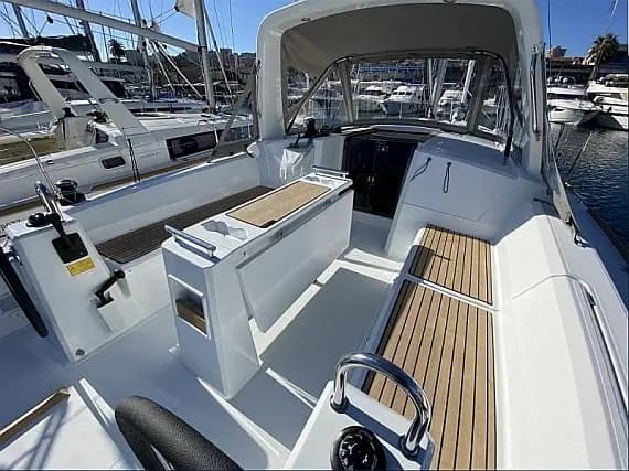 Oceanis 38.1 in Grimaud / Port Grimaud - Photo 2