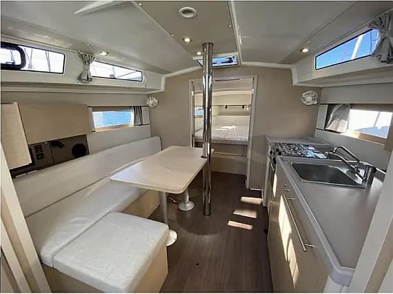 Oceanis 38.1 in Grimaud / Port Grimaud - Photo 3