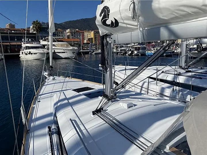 Oceanis 38.1 in Grimaud / Port Grimaud - Photo 4