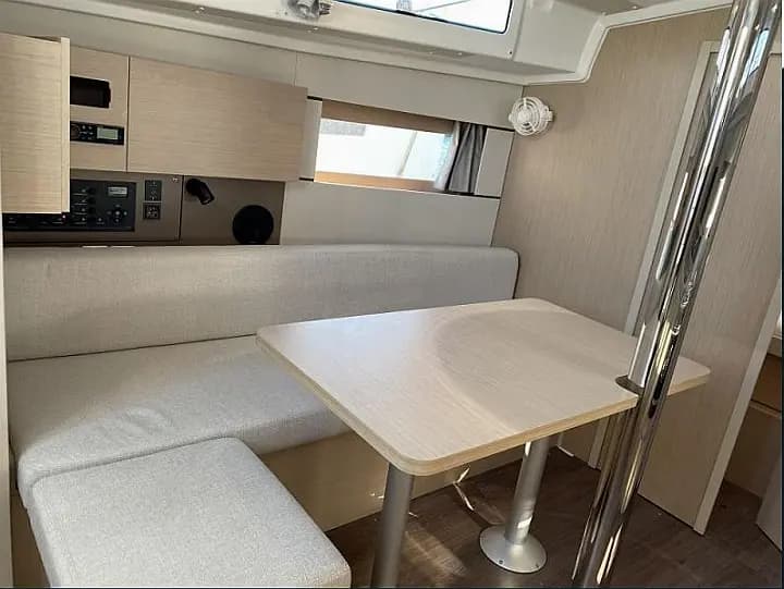 Oceanis 38.1 in Grimaud / Port Grimaud - Photo 5