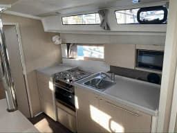Oceanis 38.1 in Grimaud / Port Grimaud thumbnail 5
