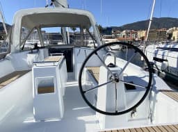 Oceanis 38.1 in Grimaud / Port Grimaud thumbnail 6