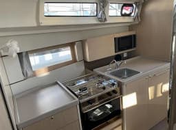 Oceanis 38.1 in Grimaud / Port Grimaud thumbnail 9