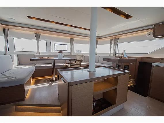 Lagoon 50 in Paros port - Photo 3