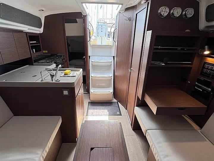 Oceanis 34.1 in Sukošan / D-Marin Dalmacija Marina - Photo 4