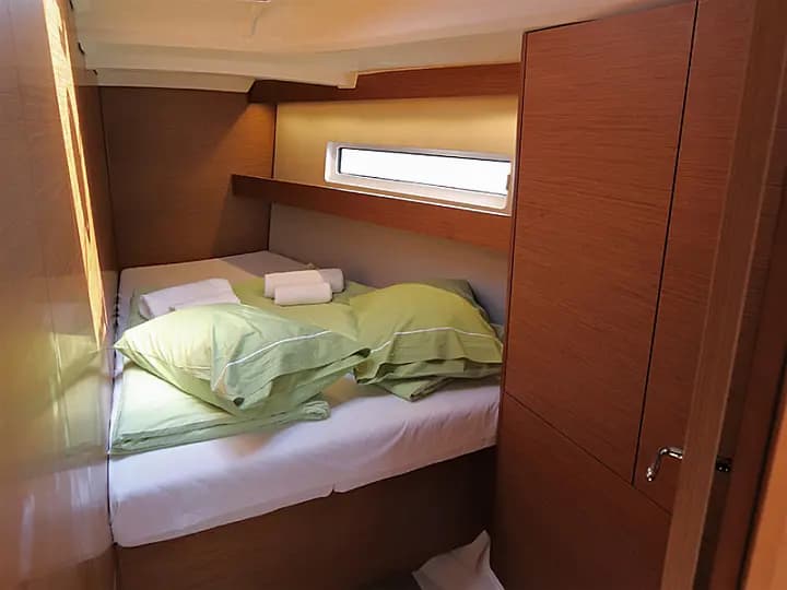 Sun Odyssey 440 in Lavrion Main Port - Photo 5