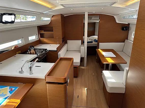 Sun Odyssey 410 in Dubrovnik / ACI Marina Dubrovnik - Photo 4