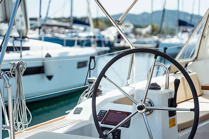 Oceanis 38 in Sardinia / Portisco / Marina di Portisco - Photo 5