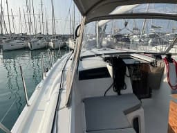 Oceanis 40.1 in Sicily / Capo d'Orlando Marina thumbnail 13