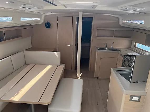 Oceanis 40.1 in Sicily / Capo d'Orlando Marina - Photo 3