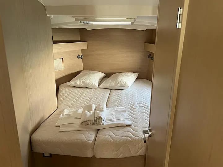 Oceanis 40.1 in Sicily / Capo d'Orlando Marina - Photo 4
