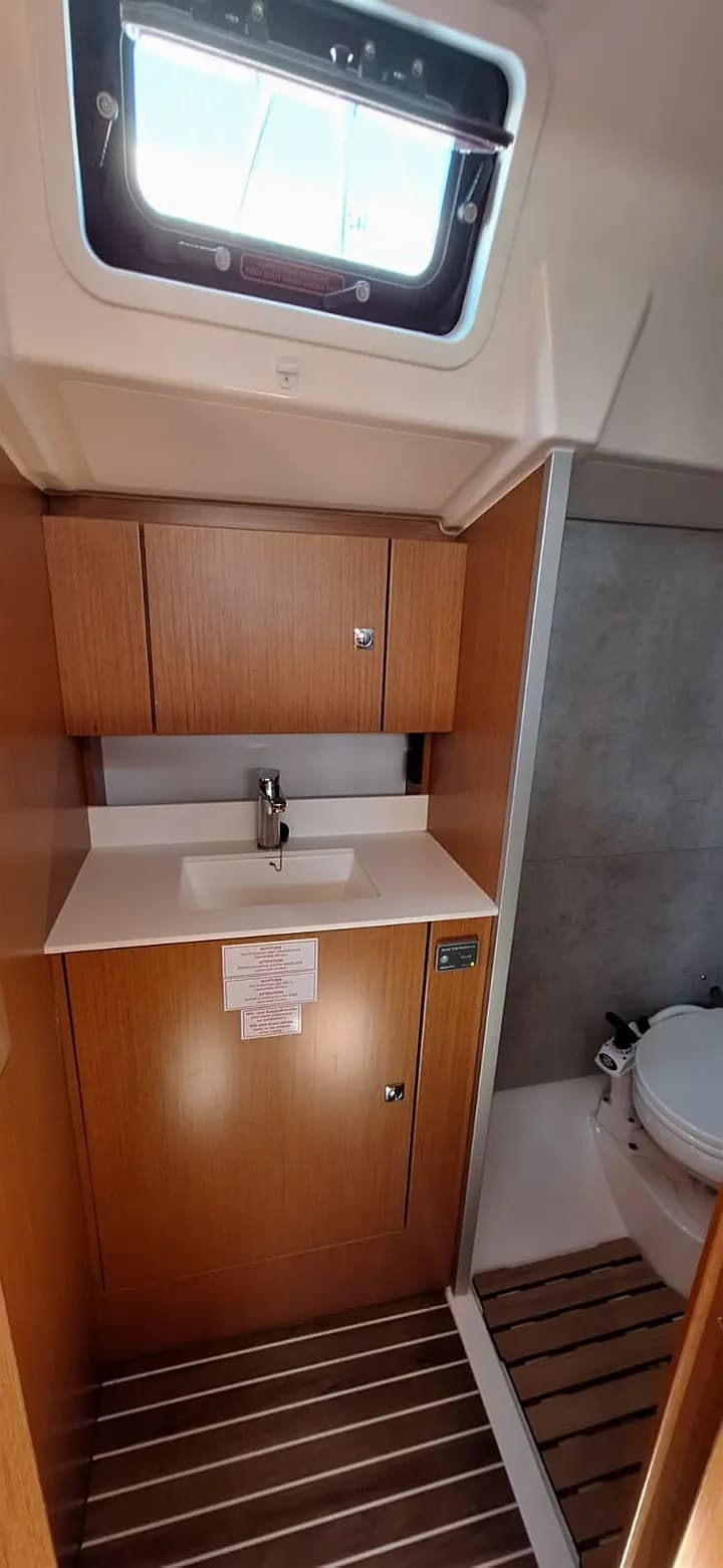 Bavaria C38 in Trogir / ACI Marina Trogir - Photo 2