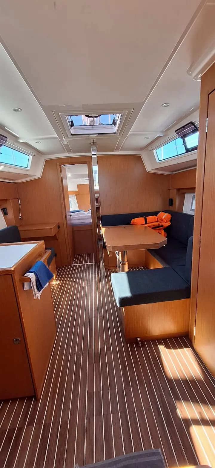 Bavaria C38 in Trogir / ACI Marina Trogir - Photo 3
